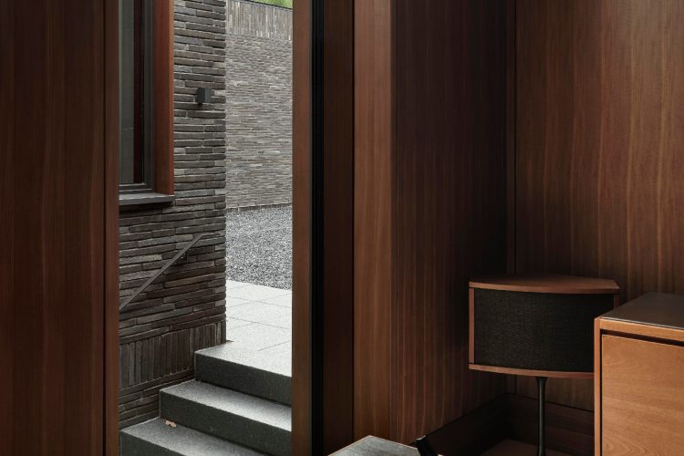 house-on-the-lake-magog-2024-luksuzna-rezidencija-kanada-savremena-arhitektura-enterijer-nekretnine-16