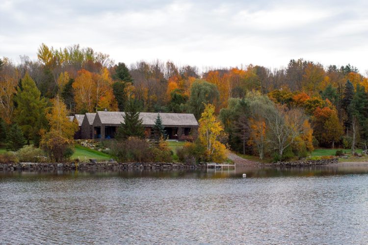 house-on-the-lake-magog-2024-luksuzna-rezidencija-kanada-savremena-arhitektura-enterijer-nekretnine-38