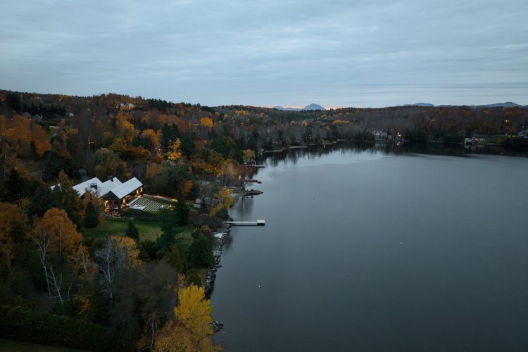 house-on-the-lake-magog-2024-luksuzna-rezidencija-kanada-savremena-arhitektura-enterijer-nekretnine-39