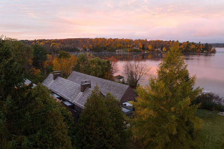 house-on-the-lake-magog-2024-luksuzna-rezidencija-kanada-savremena-arhitektura-enterijer-nekretnine
