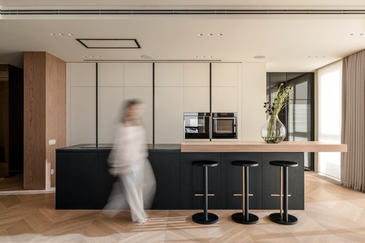bond-apartment-kyiv-2026-bogdanova-architects-travertin-enterijer-luksuzni-stan-nekretnine