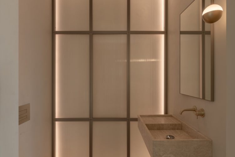 bond-apartment-kyiv-2026-bogdanova-architects-travertin-enterijer-luksuzni-stan-nekretnine-11