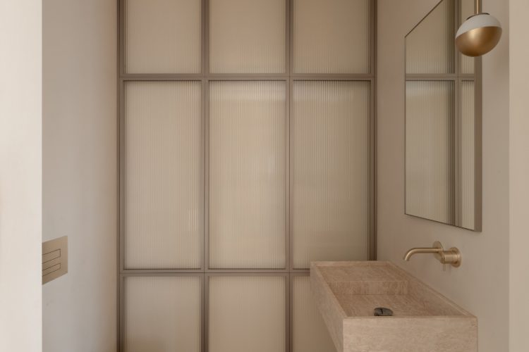 bond-apartment-kyiv-2026-bogdanova-architects-travertin-enterijer-luksuzni-stan-nekretnine-12