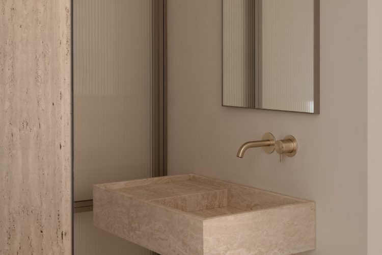 bond-apartment-kyiv-2026-bogdanova-architects-travertin-enterijer-luksuzni-stan-nekretnine-13