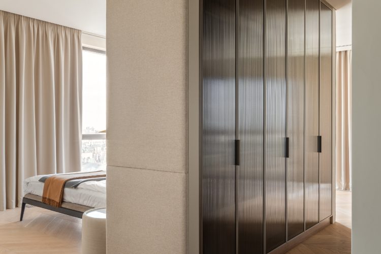 bond-apartment-kyiv-2026-bogdanova-architects-travertin-enterijer-luksuzni-stan-nekretnine-20