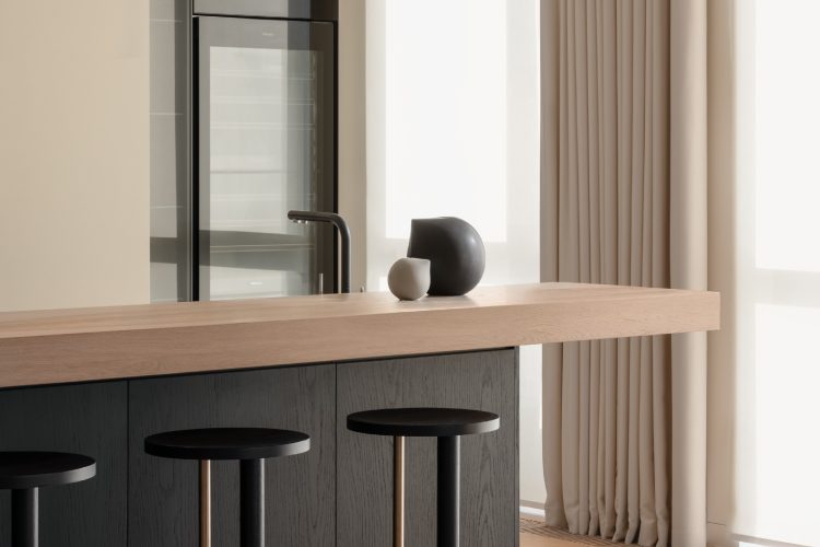 bond-apartment-kyiv-2026-bogdanova-architects-travertin-enterijer-luksuzni-stan-nekretnine-36
