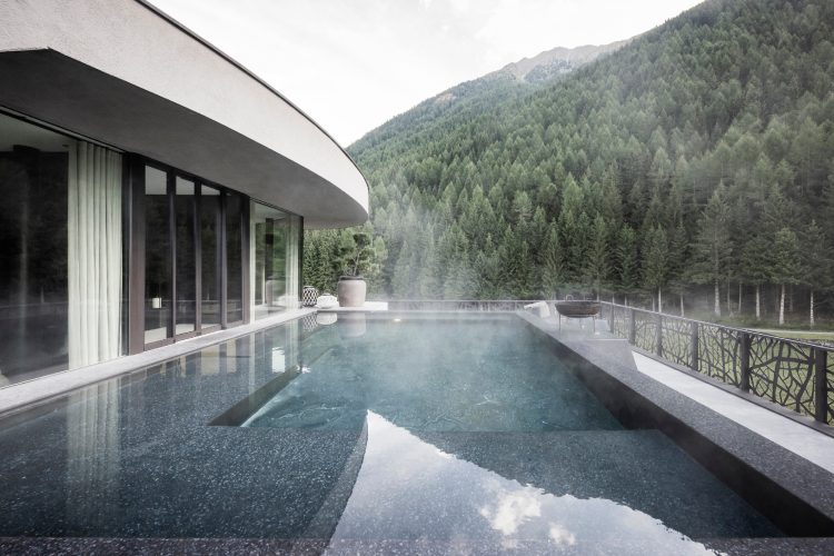 silena-the-soulful-hotel-2026-juzni-tirol-noa-architecture-glamora-zidne-obloge-luksuzni-butik-hotel-putovanja