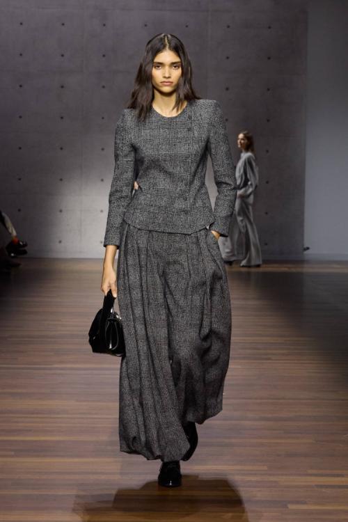 emporio-armani-aw26-27-maestro-kolekcija-modna-revija-jesen-zima-luksuzna-moda-17