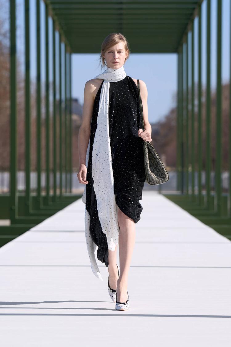 dior-fw-2026-2027-revija-jardin-des-tuileries-paris-fashion-week-avangardna-moda-dior-10