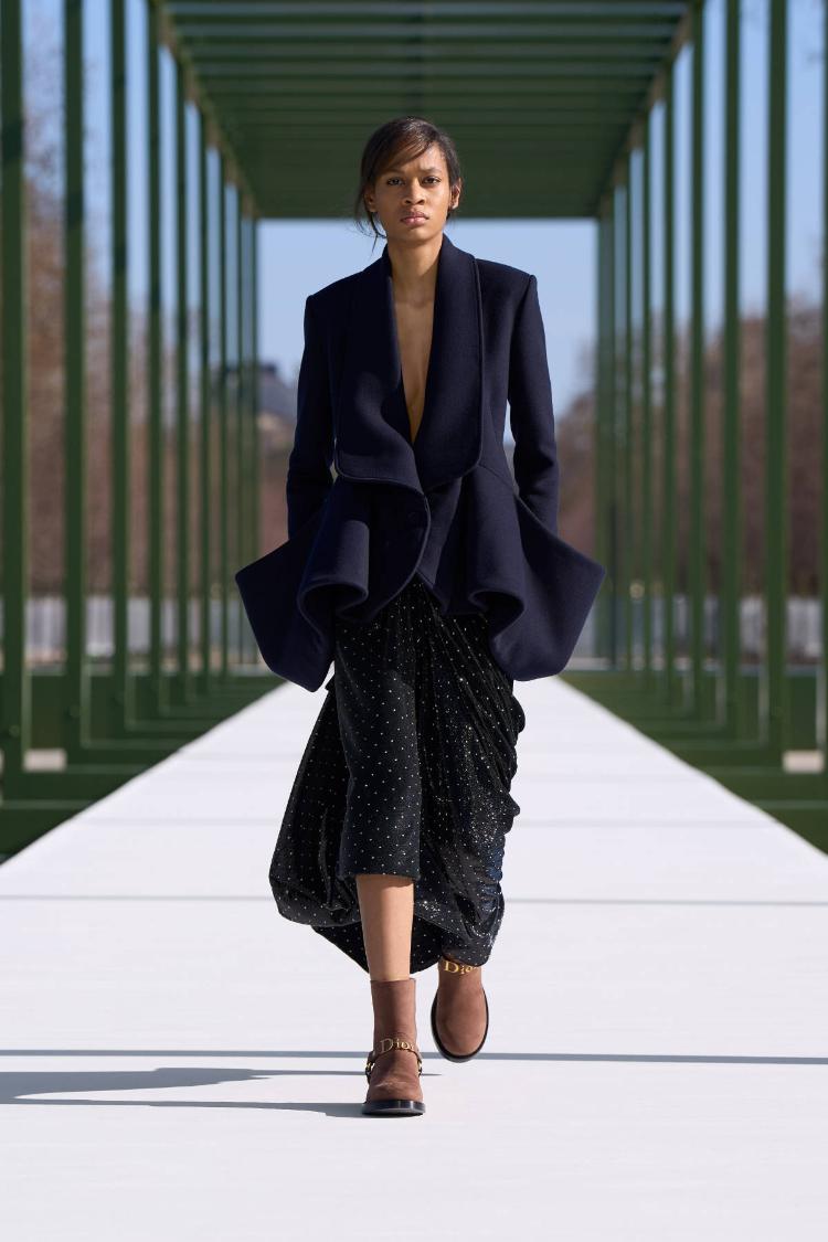 dior-fw-2026-2027-revija-jardin-des-tuileries-paris-fashion-week-avangardna-moda-dior-12