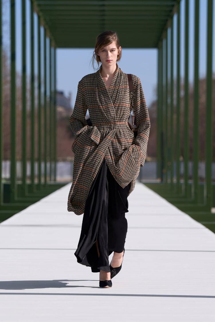 dior-fw-2026-2027-revija-jardin-des-tuileries-paris-fashion-week-avangardna-moda-dior-47