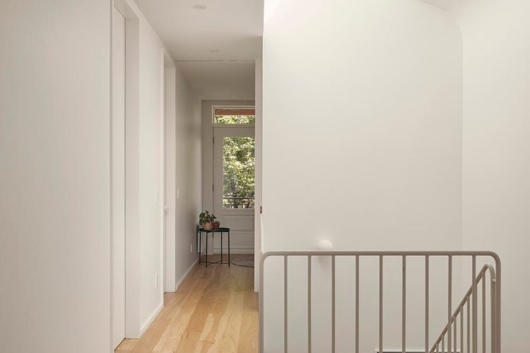 the-lilac-house-montreal-odrziva-renovacija-savremena-kuca-dizajn-enterijera-5