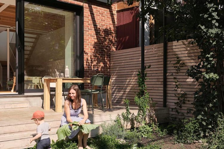 the-lilac-house-montreal-odrziva-renovacija-savremena-kuca-dizajn-enterijera-17