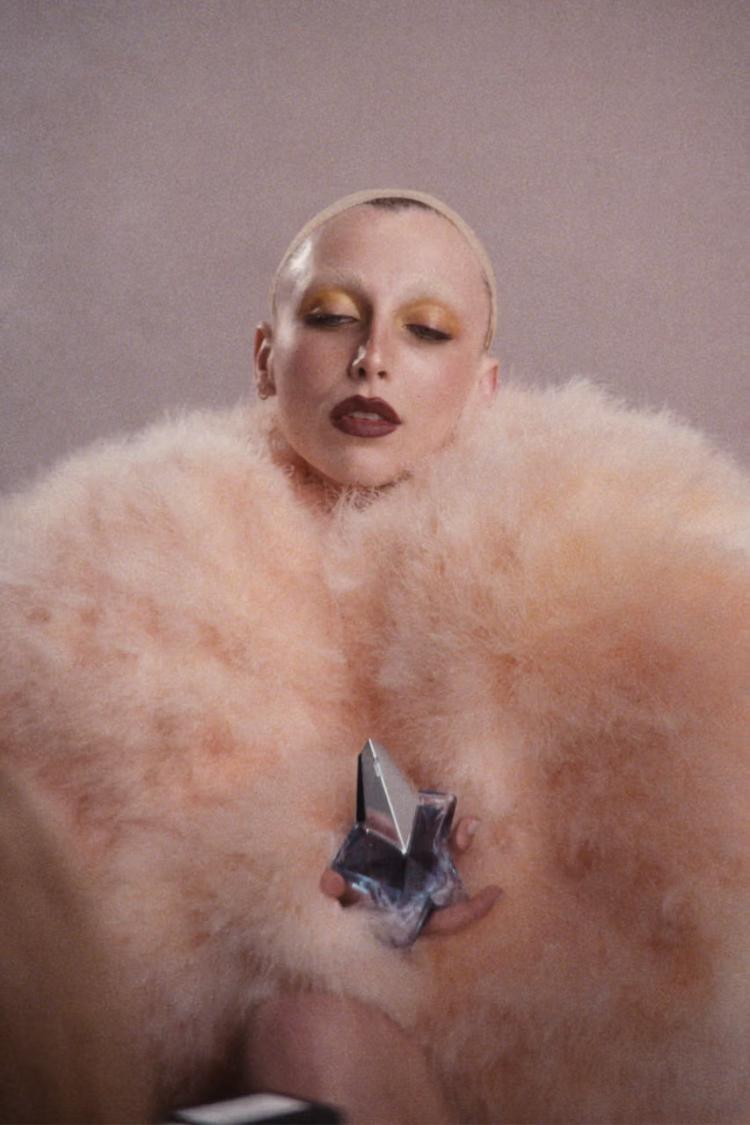 ema-cemberlen-mugler-the-womanities-luksuzni-parfemi-kampanja-2026-4