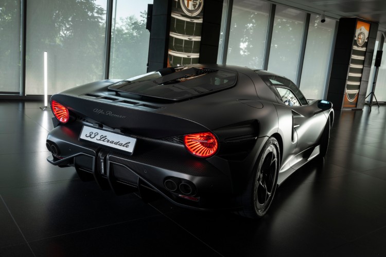 alfa-romeo-33-stradale-perla-nera-karbon-8