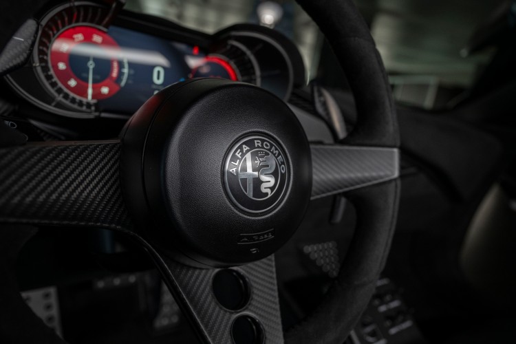 alfa-romeo-33-stradale-perla-nera-karbon-24