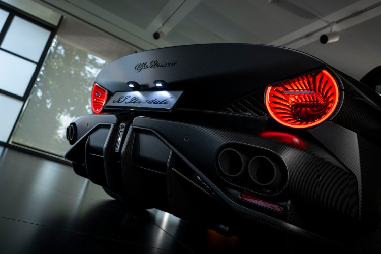 alfa-romeo-33-stradale-perla-nera-karbon-17