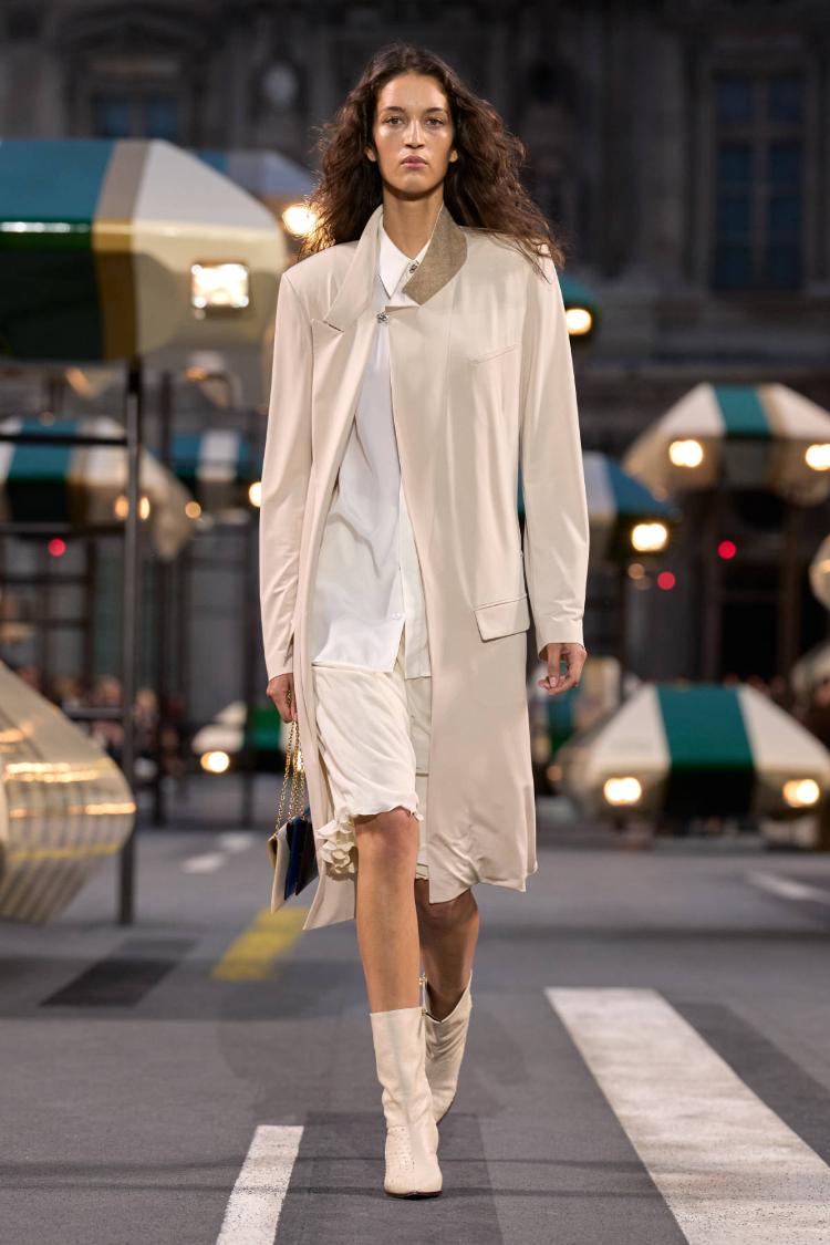 louis-vuitton-prolece-leto-2027-ergonomie-nikolas-geskijer-zenska-modna-kolekcija-42