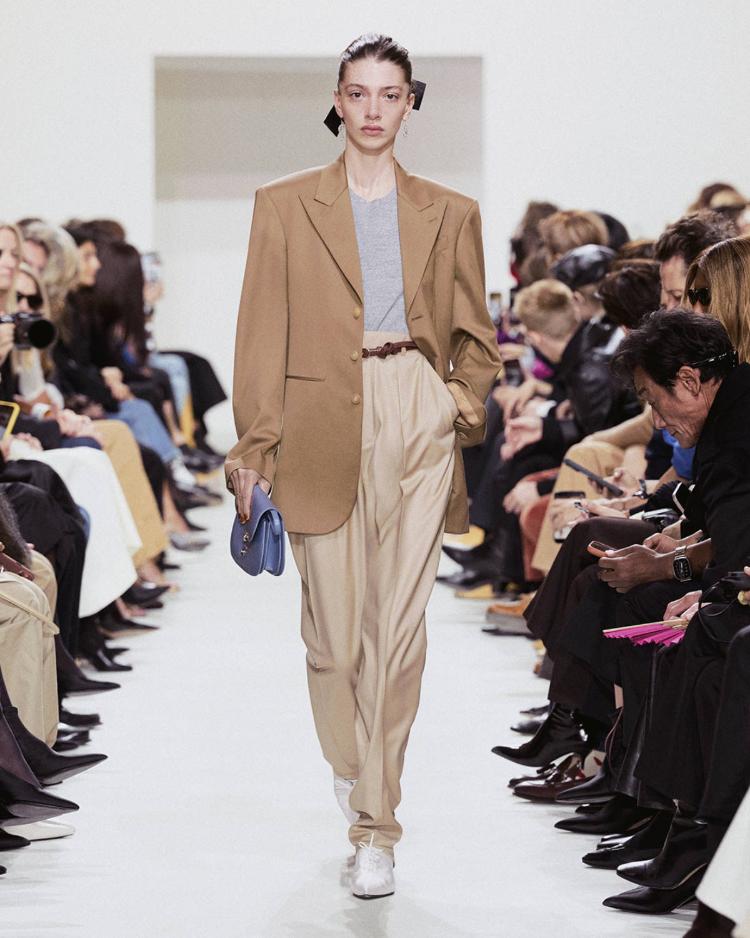 celine-ete-2027-positive-obsession-majkl-rajder-zenska-modna-kolekcija-4