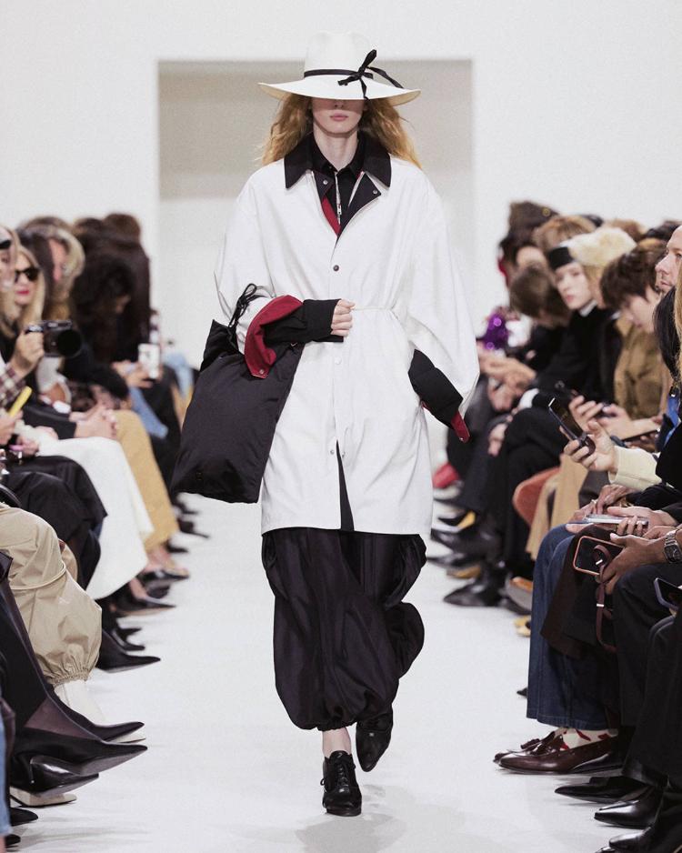 celine-ete-2027-positive-obsession-majkl-rajder-zenska-modna-kolekcija-50