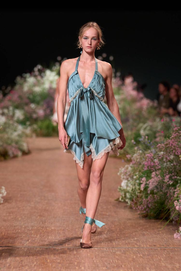 elie-saab-prolece-leto-2027-a-fleur-de-peau-romanticne-haljine-modna-kolekcija-5