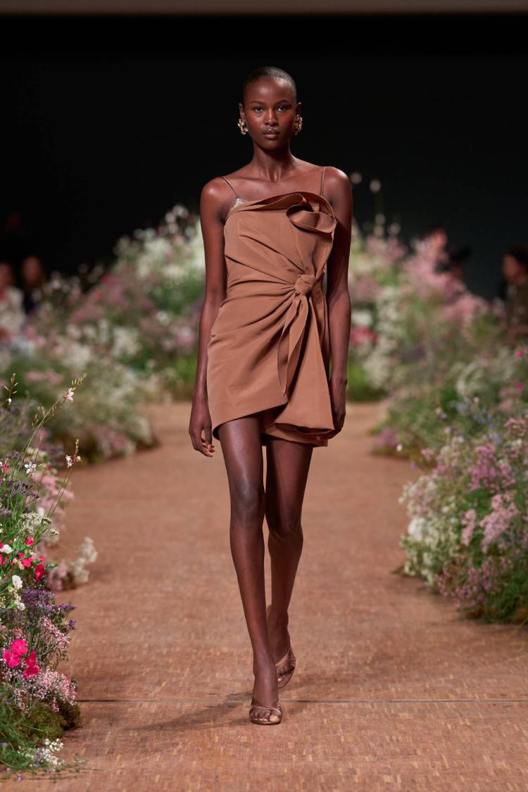 elie-saab-prolece-leto-2027-a-fleur-de-peau-romanticne-haljine-modna-kolekcija-9