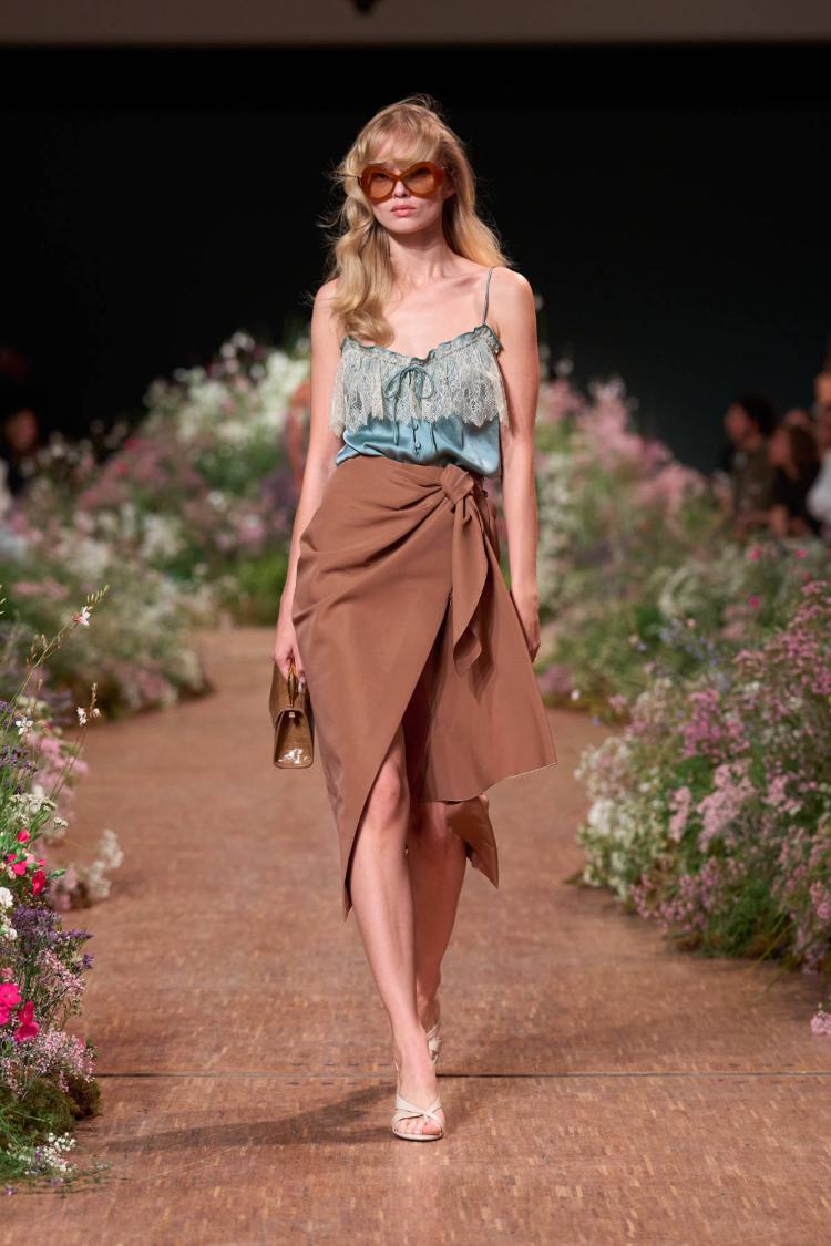 elie-saab-prolece-leto-2027-a-fleur-de-peau-romanticne-haljine-modna-kolekcija-10