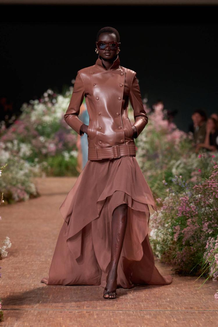 elie-saab-prolece-leto-2027-a-fleur-de-peau-romanticne-haljine-modna-kolekcija-12