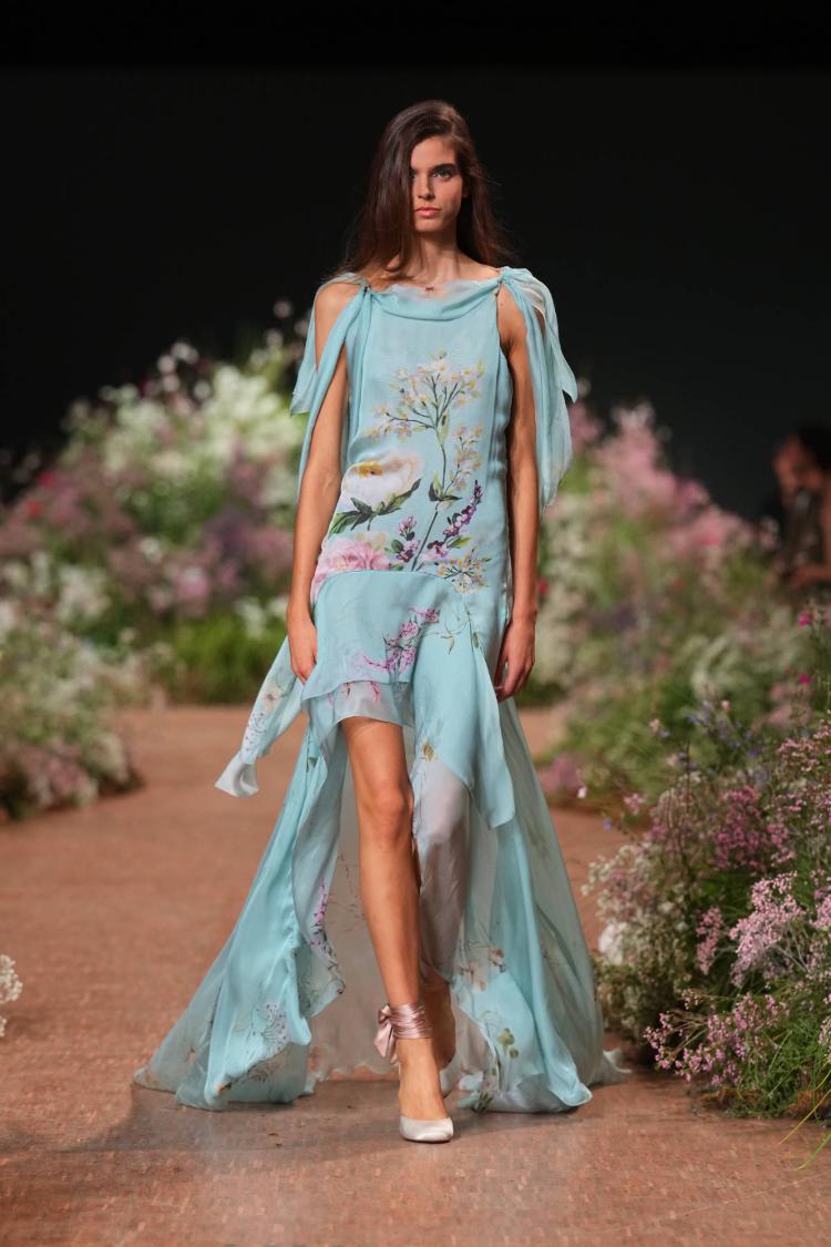 elie-saab-prolece-leto-2027-a-fleur-de-peau-romanticne-haljine-modna-kolekcija-14