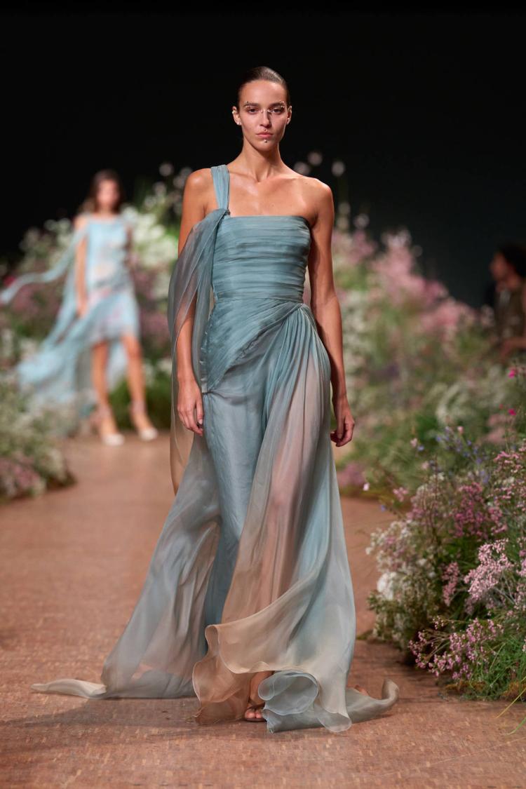 elie-saab-prolece-leto-2027-a-fleur-de-peau-romanticne-haljine-modna-kolekcija-13