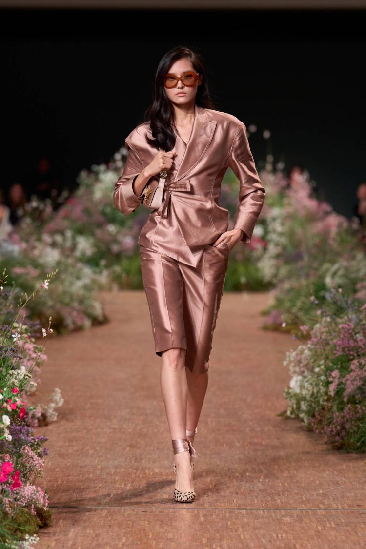 elie-saab-prolece-leto-2027-a-fleur-de-peau-romanticne-haljine-modna-kolekcija-17