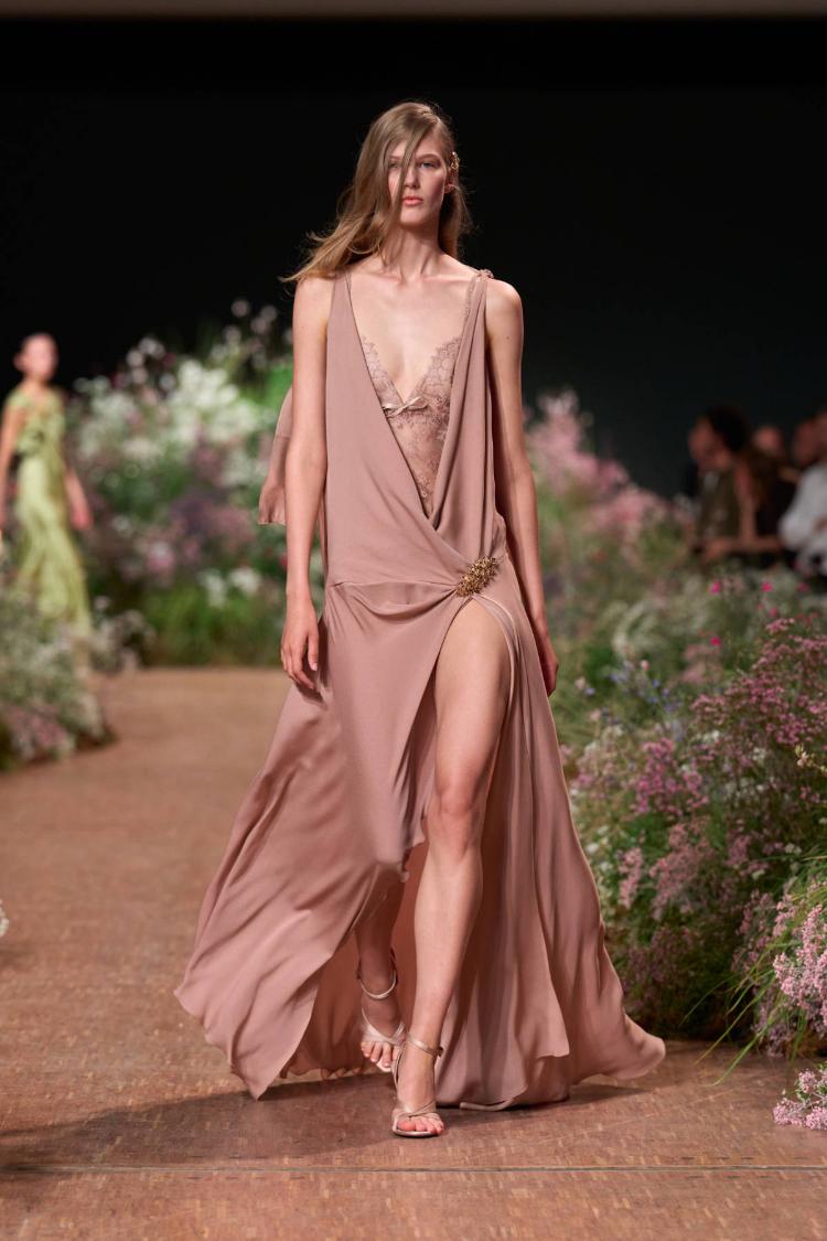elie-saab-prolece-leto-2027-a-fleur-de-peau-romanticne-haljine-modna-kolekcija-19
