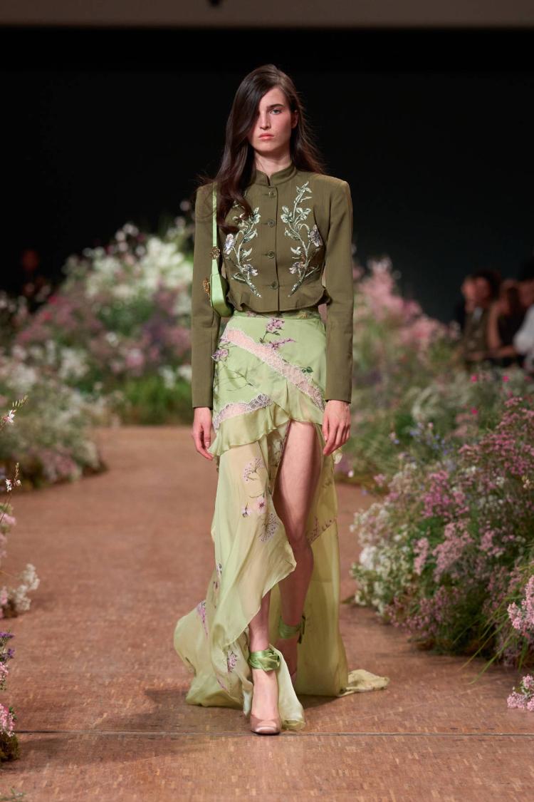 elie-saab-prolece-leto-2027-a-fleur-de-peau-romanticne-haljine-modna-kolekcija-22