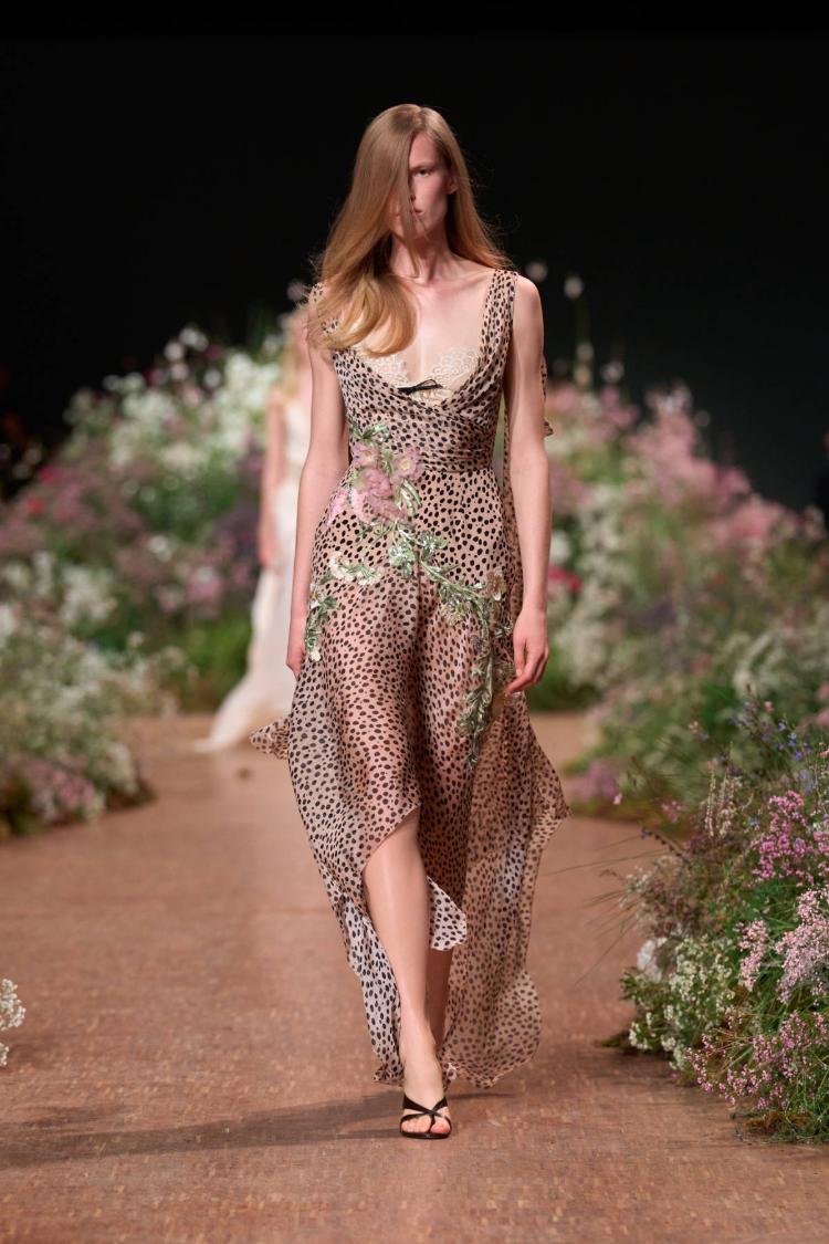 elie-saab-prolece-leto-2027-a-fleur-de-peau-romanticne-haljine-modna-kolekcija-25