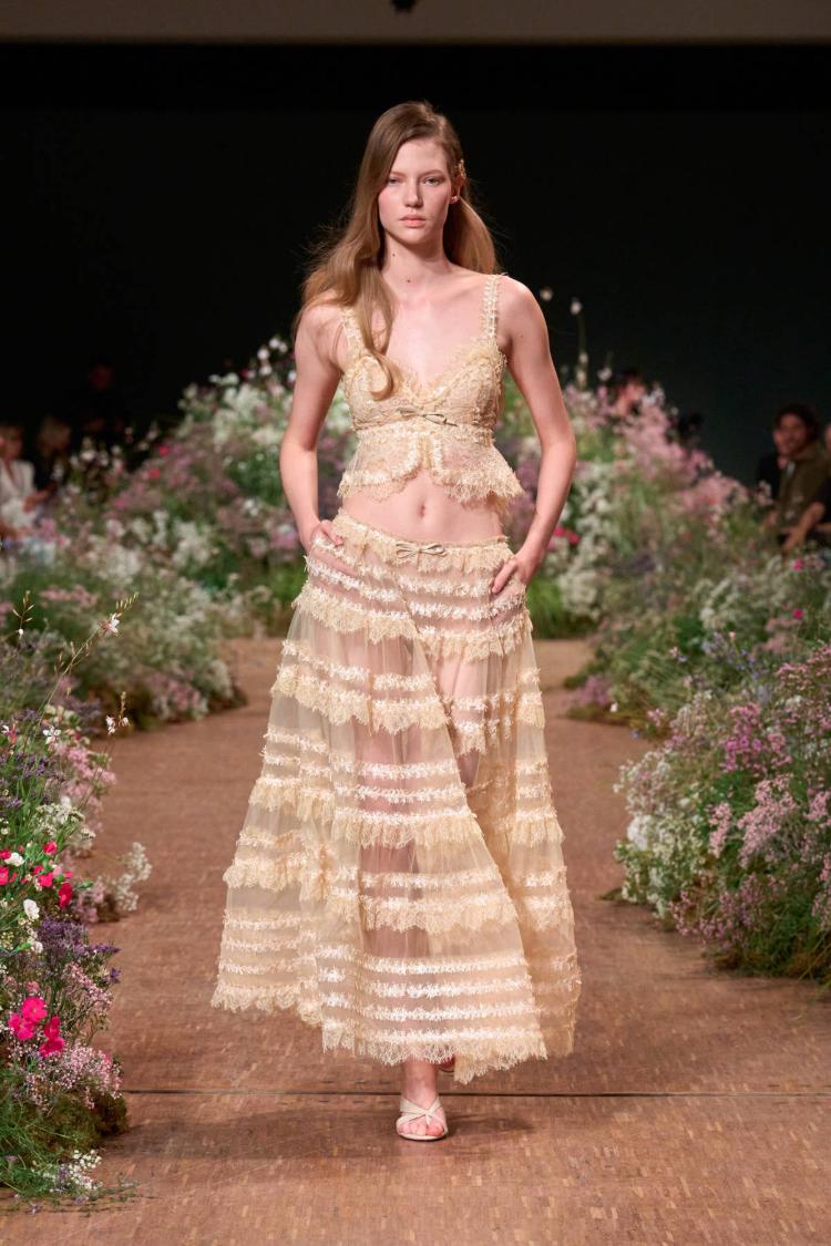elie-saab-prolece-leto-2027-a-fleur-de-peau-romanticne-haljine-modna-kolekcija-33