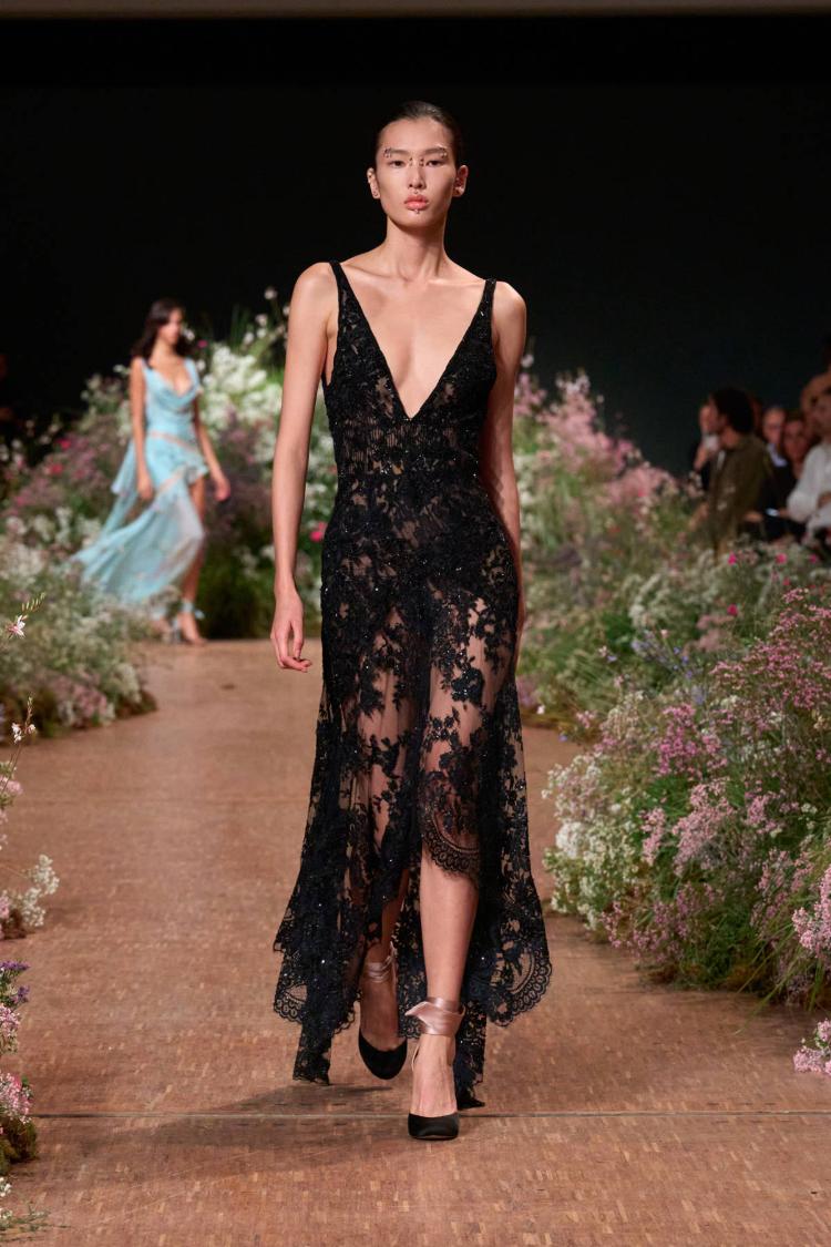 elie-saab-prolece-leto-2027-a-fleur-de-peau-romanticne-haljine-modna-kolekcija-37