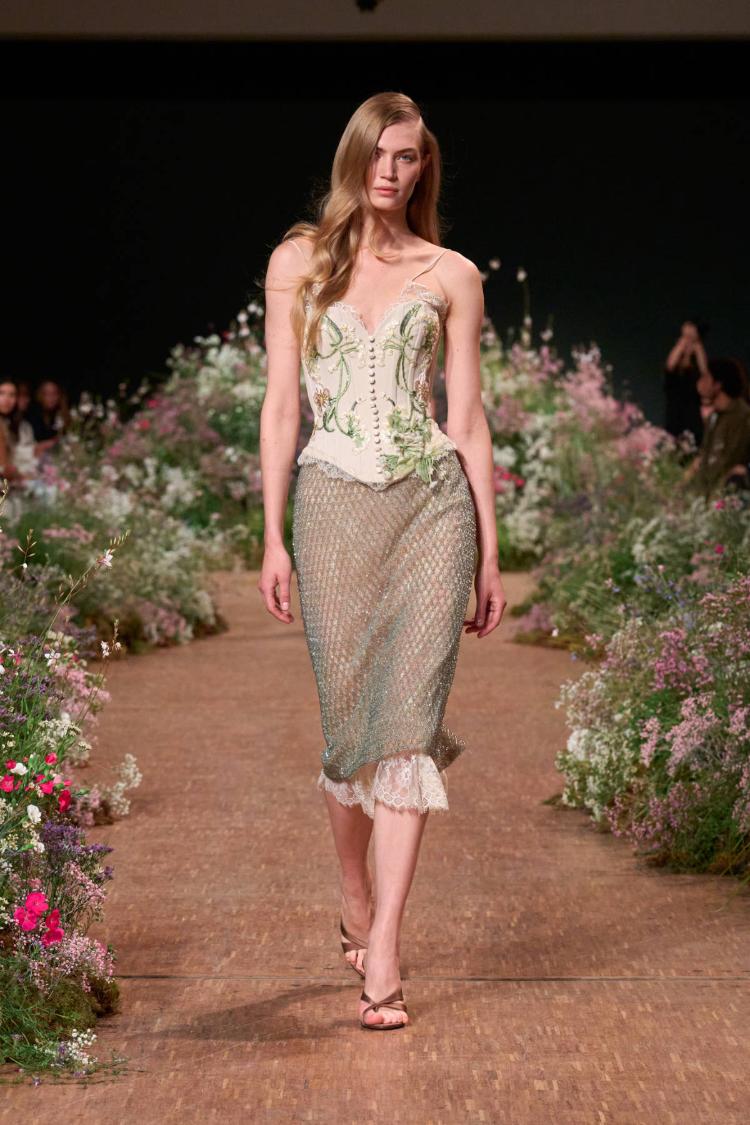 elie-saab-prolece-leto-2027-a-fleur-de-peau-romanticne-haljine-modna-kolekcija-41
