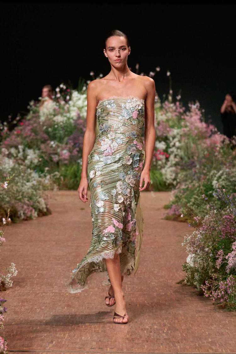 elie-saab-prolece-leto-2027-a-fleur-de-peau-romanticne-haljine-modna-kolekcija-44