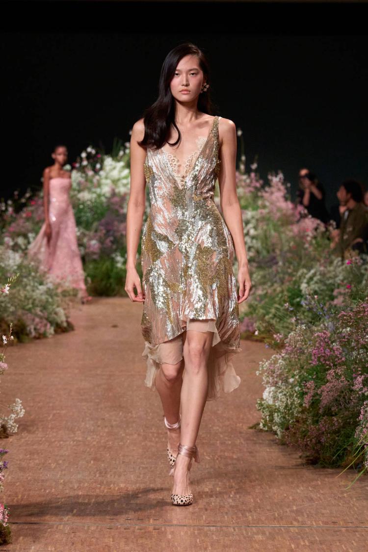 elie-saab-prolece-leto-2027-a-fleur-de-peau-romanticne-haljine-modna-kolekcija-50