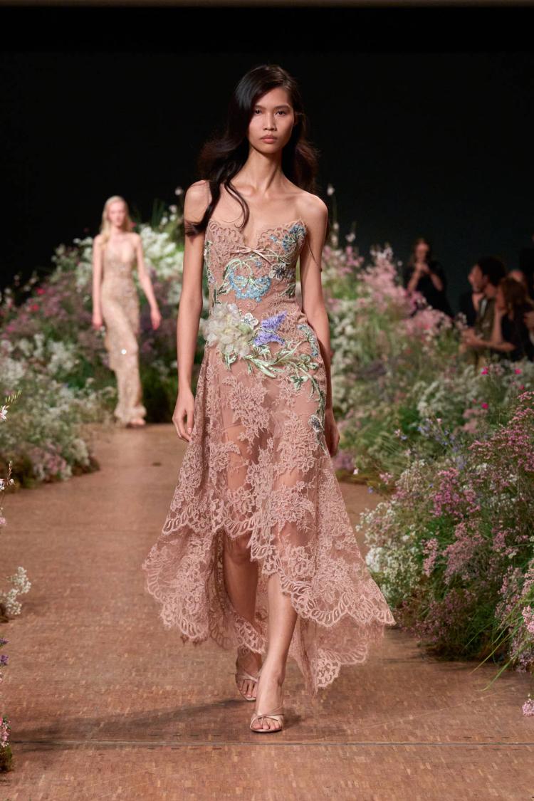 elie-saab-prolece-leto-2027-a-fleur-de-peau-romanticne-haljine-modna-kolekcija-52