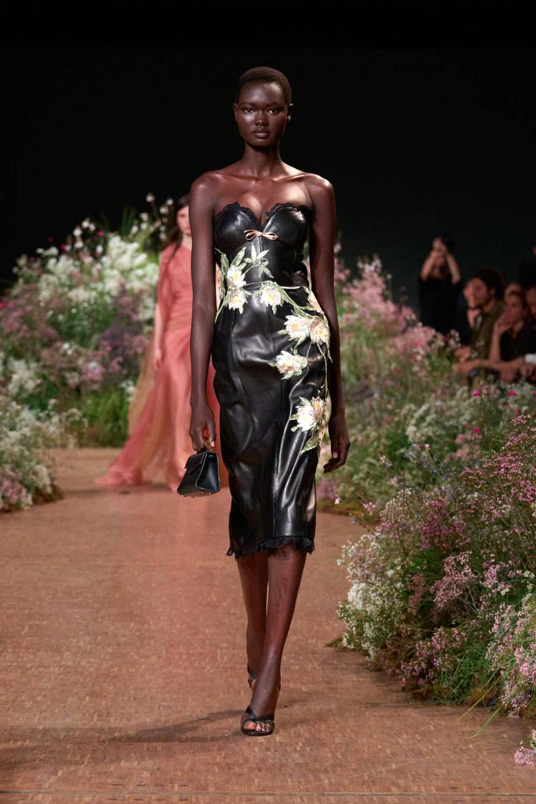 elie-saab-prolece-leto-2027-a-fleur-de-peau-romanticne-haljine-modna-kolekcija-54