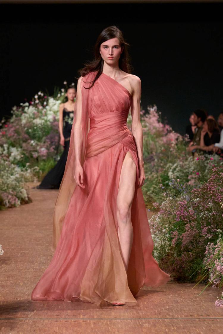 elie-saab-prolece-leto-2027-a-fleur-de-peau-romanticne-haljine-modna-kolekcija-55