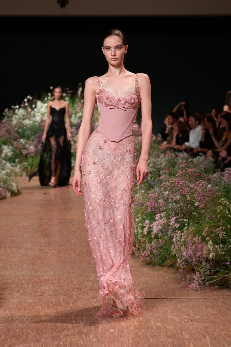 elie-saab-prolece-leto-2027-a-fleur-de-peau-romanticne-haljine-modna-kolekcija-57