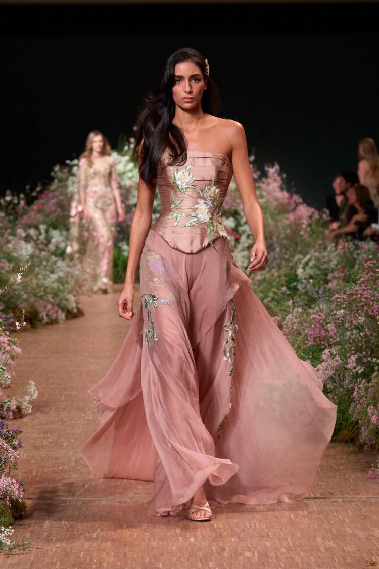 elie-saab-prolece-leto-2027-a-fleur-de-peau-romanticne-haljine-modna-kolekcija-62