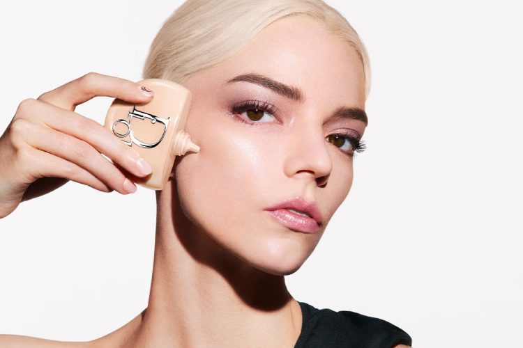 dior-backstage-glow-up-skin-tint-2026-dzena-ortega-anja-tejlor-dzoj-dzisu-sminka-2
