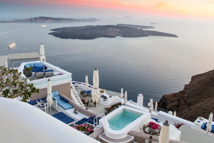 Iconic Santorini Hotel – 5 razloga da posetite ovaj autentičan grčki hotel