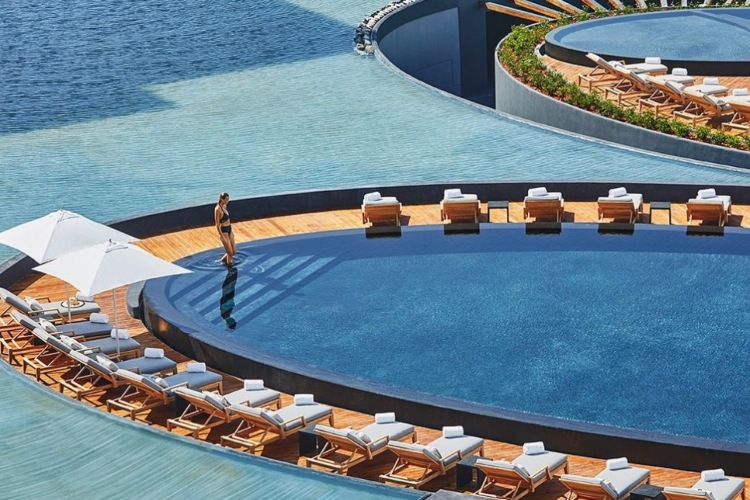 Pogled koji oduzima dah: 6 idiličnih bazena u najluksuznijim hotelima na svetu