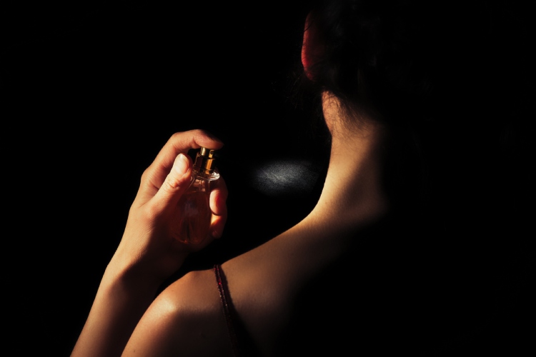 Veštačka inteligencija bira: top 10 ženskih parfema svih vremena