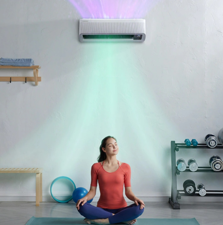 Žena vežba jogu ispred Samsung WindFree klima uređaja