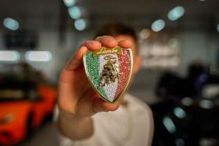 Lamborghini Urus dobija prilagođeni bedž optočen draguljima